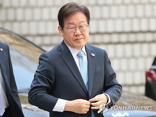 이재명 더불어민주당 전 대표가 15일 서울 서초구 서울중앙지방법원에서 열린 '대장동 배임·성남FC 뇌물' 1심 공판에 출석하고 있다. [연합뉴스]